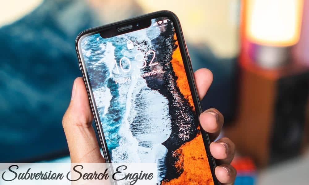 Con el paso del tiempo, es común que los iPhones empiecen a fallar. Las aplicaciones tardan más en abrirse, la batería dura menos, el teléfono se traba o reinicia solo, entre otros problemas. Es frustrante, pero no tiene por qué significar que es hora de comprar el nuevo modelo.

Reiniciar, actualizar y hacer una limpieza general pueden devolverle la vida a un iPhone antiguo. No importa cuántos años tenga, con algunos ajustes y trucos se pueden optimizar considerablemente su rendimiento y funcionamiento.

TOP consejos y trucos para devolverle la vida a tu iPhone
En este artículo encontrarás una serie de consejos prácticos para resucitar tu iPhone. Son soluciones fáciles que no llevan mucho tiempo y no requieren conocimientos técnicos.

Optimizar la memoria, desinstalar apps que no usas, actualizar el software y mejorar las conexiones harán una gran diferencia.

Resucitar tu iPhone

No tires la toalla con tu iPhone solo porque se ha vuelto lento. Dale una segunda oportunidad aplicando estos tips. Te sorprenderá ver cómo vuelve a funcionar rápido y fluido, como si fuera nuevo.

Limpia la memoria del iPhone
Con el tiempo, los archivos temporales, la memoria caché y otros datos residuales pueden acumularse en el iPhone y ralentizarlo. Cerrar las aplicaciones que no está utilizando y reiniciar el dispositivo ayuda, pero para una limpieza más profunda deberá restablecer el iPhone.

El restablecimiento elimina todos los contenidos y ajustes, devolviendo el iPhone a su estado original.

Antes de hacerlo, es esencial respaldar el iPhone, ya sea en iCloud o conectándolo al computador y sincronizándolo con iTunes. De esta forma, no perderá información importante.

Para restablecer, ve a Ajustes > General > Restablecer y elija la opción "Restablecer todo el contenido y la configuración". Confirma su elección y espere a que el proceso finalice. Esto puede tardar un poco.

Una vez que el iPhone se reinicie, habrá quedado como nuevo. Tendrá que volver a configurarlo y restaurar su información desde la copia de seguridad. Si bien lleva tiempo, este proceso de restablecimiento limpia a fondo todos los archivos temporales y datos corruptos que pueden estar lentificando el sistema.

Hacer este tipo de restablecimiento completo cada 6-12 meses, o cuando el iPhone esté muy lento, puede marcar una gran diferencia en su rendimiento y velocidad. Inténtelo antes de pensar en cambiarlo por un modelo nuevo.

Actualiza a la última versión de iOS
Mantener el software del iPhone actualizado es importante para corregir errores, parches de seguridad y obtener nuevas funciones que pueden mejorar el rendimiento. Ve a Ajustes > General > Actualización de software para instalar la última versión de iOS.

Incluso una actualización incremental puede optimizar el funcionamiento del iPhone. No ignores las actualizaciones de software.

Cierra las aplicaciones en segundo plano
Tener demasiadas aplicaciones abiertas en segundo plano puede ralentizar el iPhone con el tiempo. Es buena idea cerrar las aplicaciones periódicamente para liberar memoria.

Para ello, haz doble clic en el botón de Inicio para abrir el cambiador de aplicaciones y desliza hacia arriba las apps para cerrarlas. También puedes activar la opción "Cerrar apps" en Ajustes para que el iPhone cierre las apps automáticamente cuando no se estén utilizando.

Elimina apps y contenido que no utilizas
El iPhone puede llenarse con el tiempo de apps, fotos, videos y otro contenido que ya no utiliza. Tómate un tiempo para eliminar lo que no necesitas para liberar espacio de almacenamiento.

Vaya a Ajustes > General > Almacenamiento del iPhone para ver qué apps y contenido están ocupando la mayor cantidad de espacio. Elimine las apps que no haya abierto en meses, borre la caché de apps grandes como Facebook e Instagram y transfiera fotos y videos a una computadora o a iCloud.

Desactiva funciones y efectos visuales
Algunas funciones "bonitas" de iOS pueden parecer geniales, pero realmente demandan muchos recursos del iPhone. Desactivar estas funciones puede optimizar el rendimiento del sistema.

Ve a Ajustes > Accesibilidad y desactive las opciones "Aumentos" y "Animaciones". También puedes ir a Ajustes > General > Accesibilidad > Motion para desactivar la opción "Movimiento". Esto deshabilitará efectos visuales como el parallax y animaciones que pueden ralentizar el iPhone.

Reinicia y actualiza las conexiones
Si el iPhone se siente lento principalmente con apps o funciones que requieren Internet, el problema podría estar en las conexiones. Reiniciar el iPhone fuerza el cierre y reinicio de todas las conexiones de red.

Para reiniciar, mantén presionados el botón de encendido y el de volumen hacia abajo simultáneamente hasta que aparezca el logotipo de Apple. Espere a que el iPhone se reinicie completamente.

Actualice las conexiones

También asegúrese de actualizar a la última versión de WiFi y Bluetooth para obtener el máximo rendimiento.

Vaya a Ajustes > General > Actualización de Software y busque actualizaciones de iOS. Luego vaya a Ajustes > General > Información para verificar que el modem de iPhone y las versiones de Bluetooth estén actualizados.

Si están desactualizados, conéctate a una red WiFi estable, ya que las actualizaciones pueden descargarse solo por WiFi. Inicia el proceso de actualización y espera a que finalice. Esto garantizará tener los drivers y firmware más recientes para las conexiones inalámbricas.

Con el tiempo y el uso, cualquier smartphone como el iPhone puede volverse más lento y presentar problemas.

Pero no hay necesidad de deshacerse de él y comprar un modelo nuevo. Con estos sencillos consejos y trucos para limpiar, actualizar y optimizar el iPhone, puedes devolverle la vida y tenerlo funcionando como nuevo por más tiempo.

Prueba estas soluciones antes de pensar en un costoso reemplazo de dispositivo.