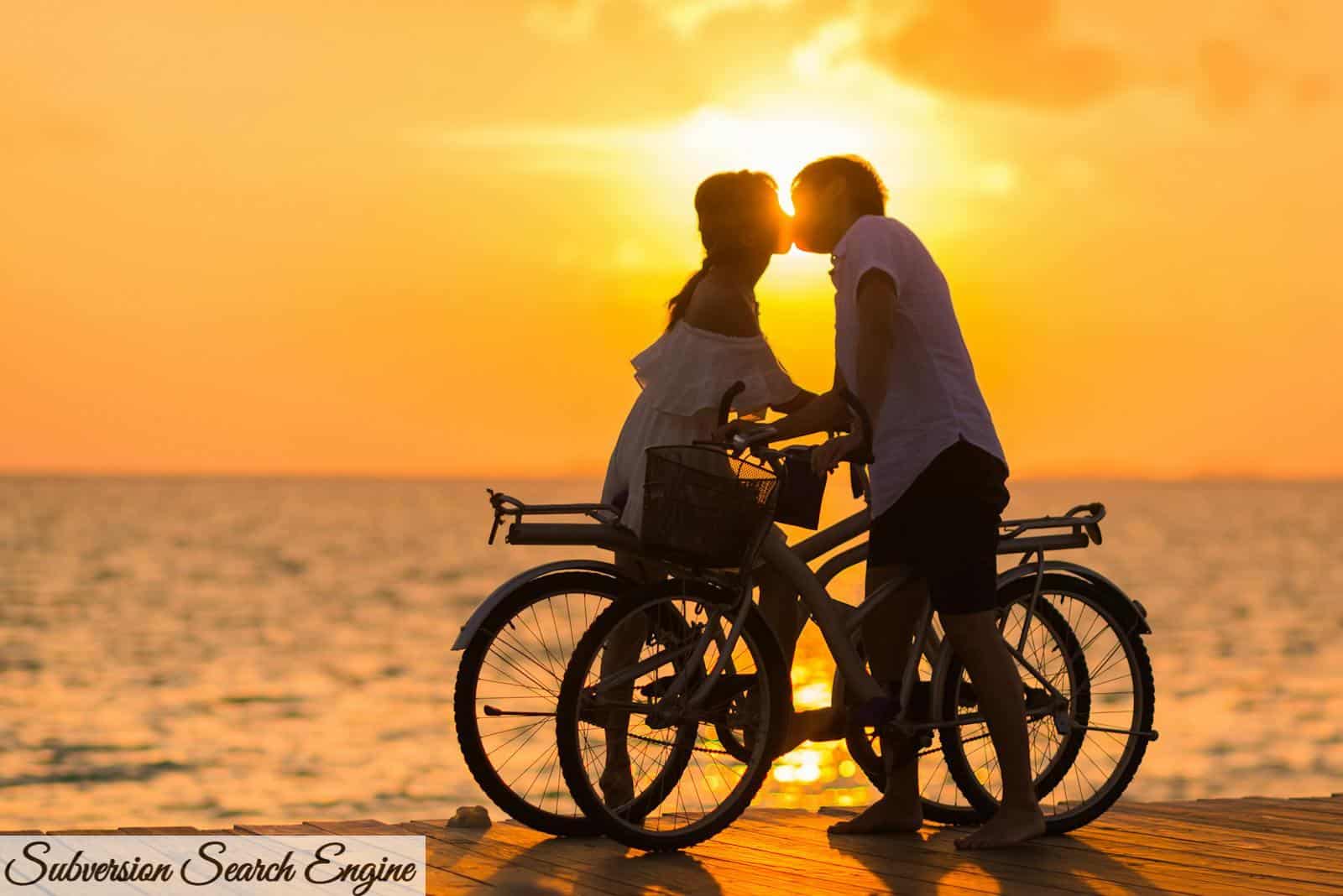 pareja en bicicleta